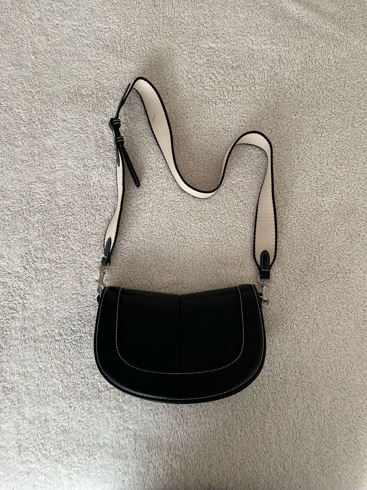 Cartera negra con asa crema Zara