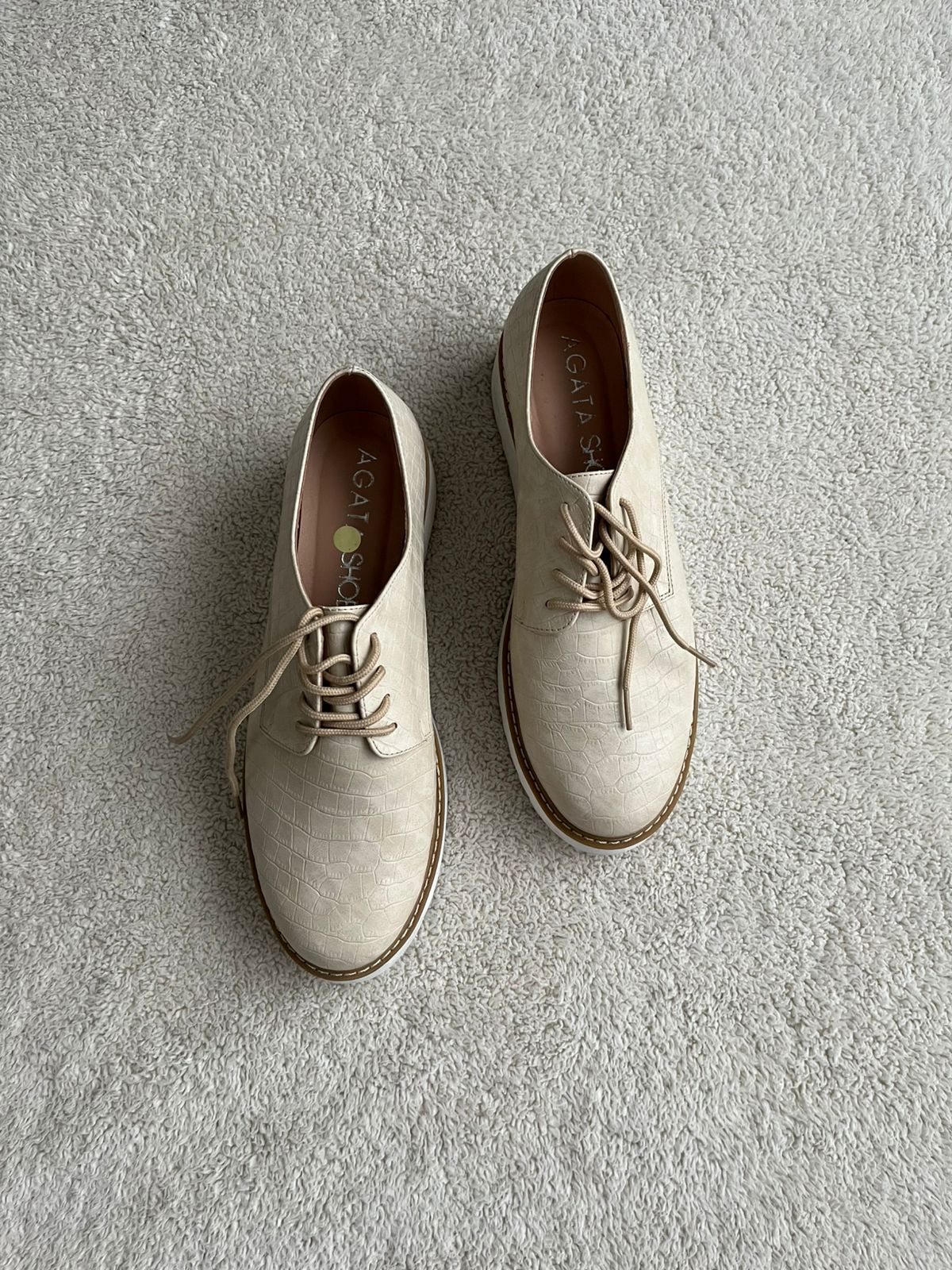 Zapatos crema con plataforma y pasadores - Talla 39