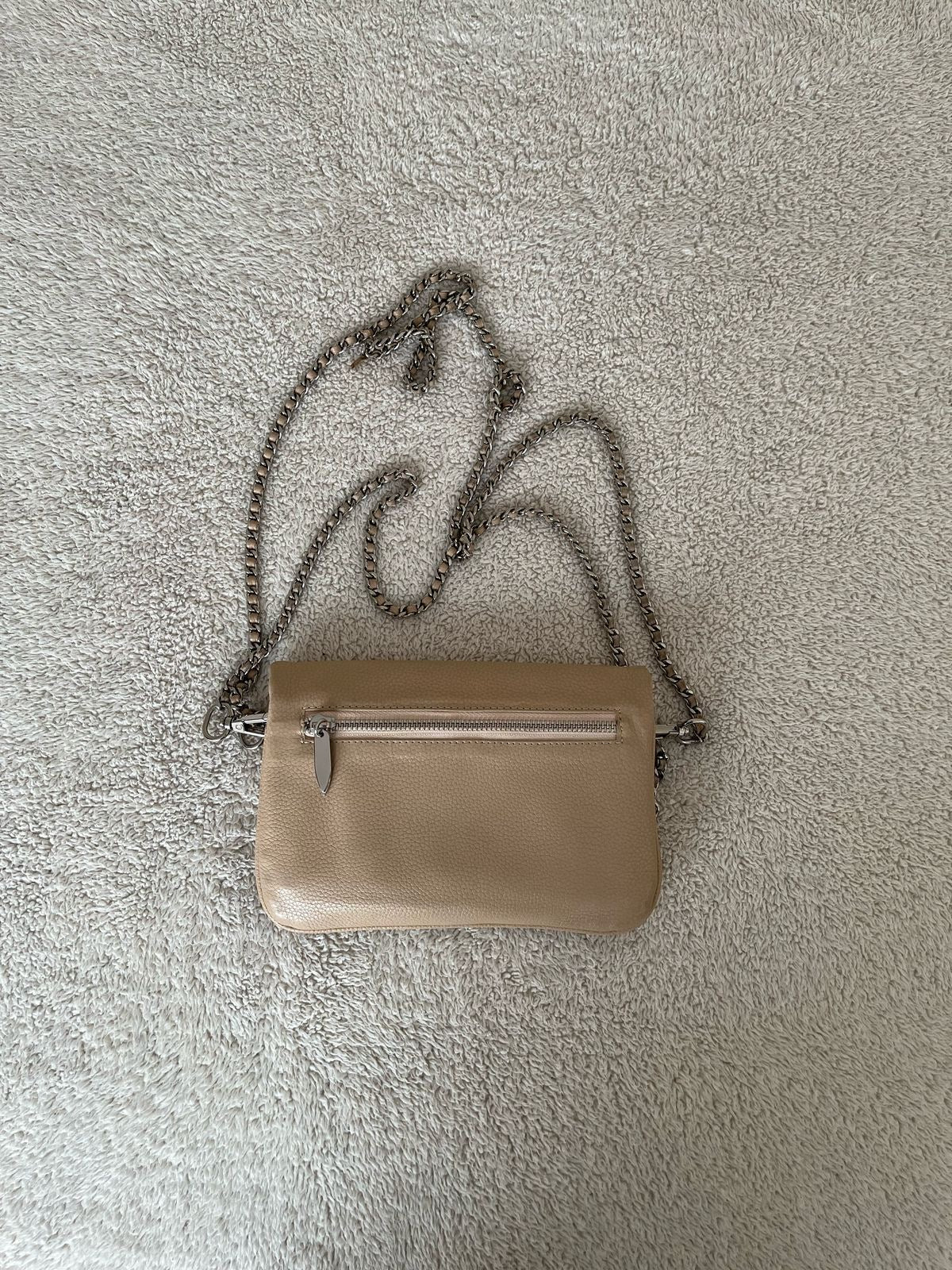 Cartera beige cadenas cross body