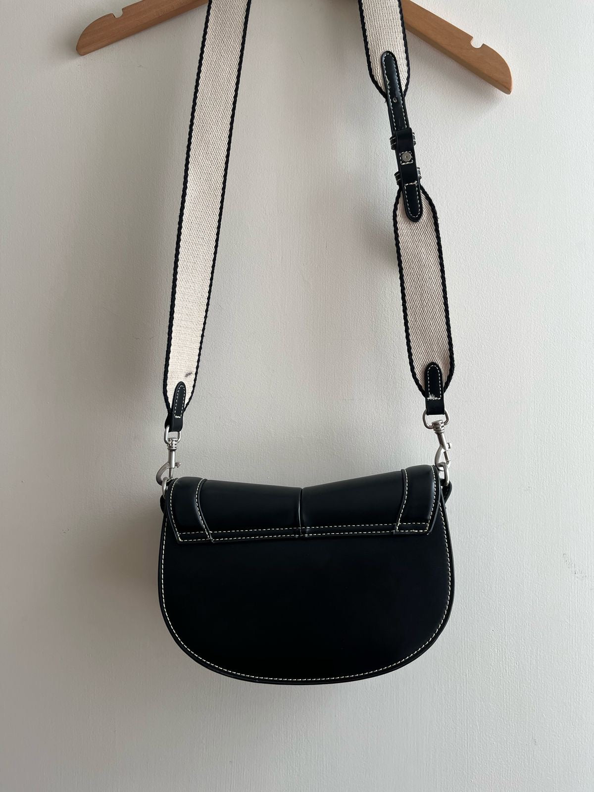 Cartera negra con asa crema Zara