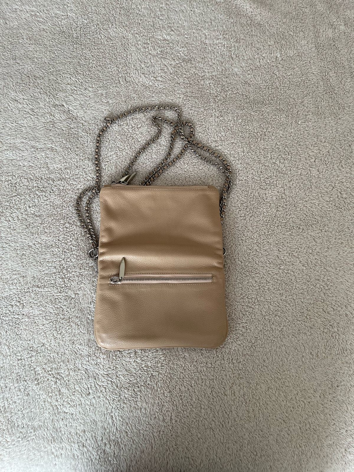 Cartera beige cadenas cross body
