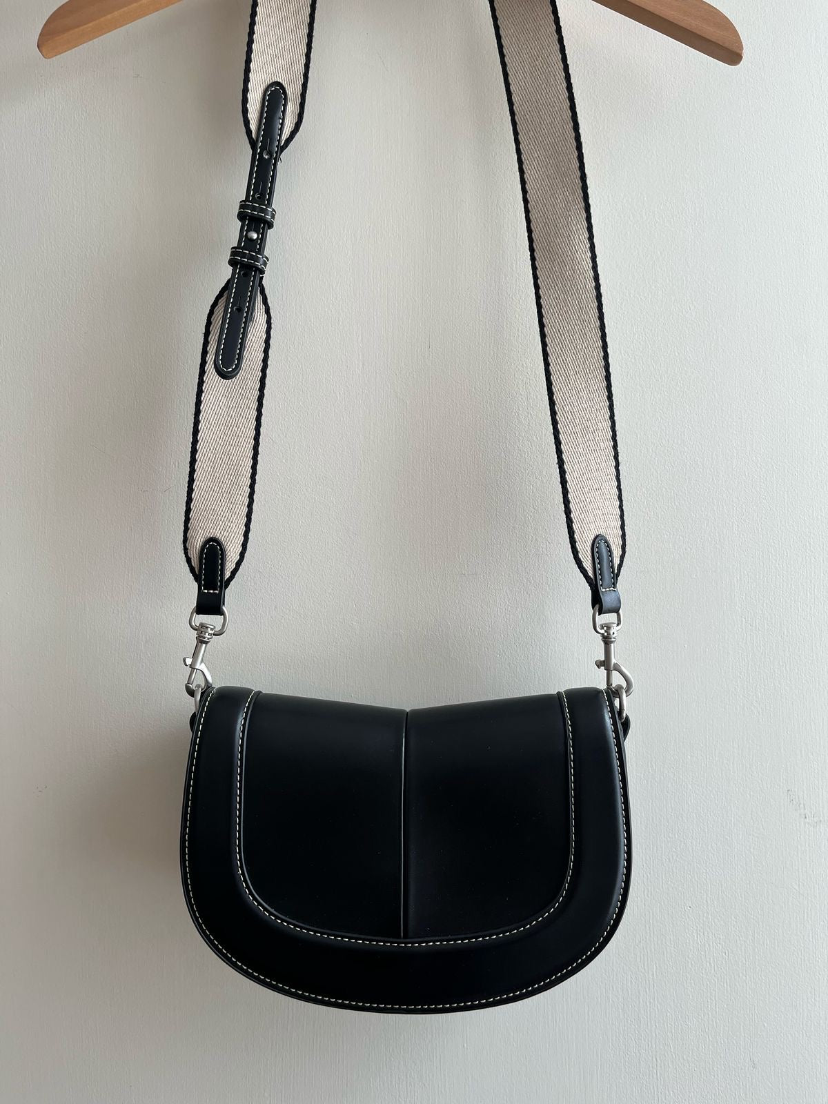 Cartera negra con asa crema Zara