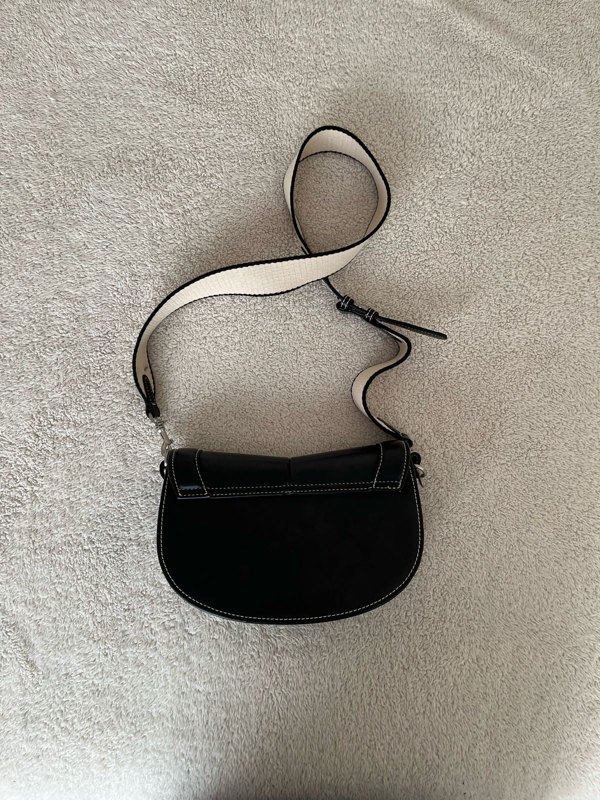 Cartera negra con asa crema Zara