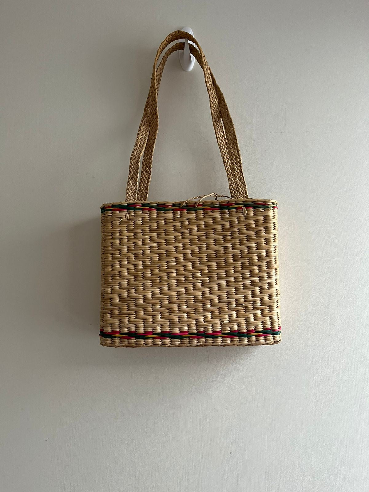 Cartera de mimbre pequeña cuadrada con flores