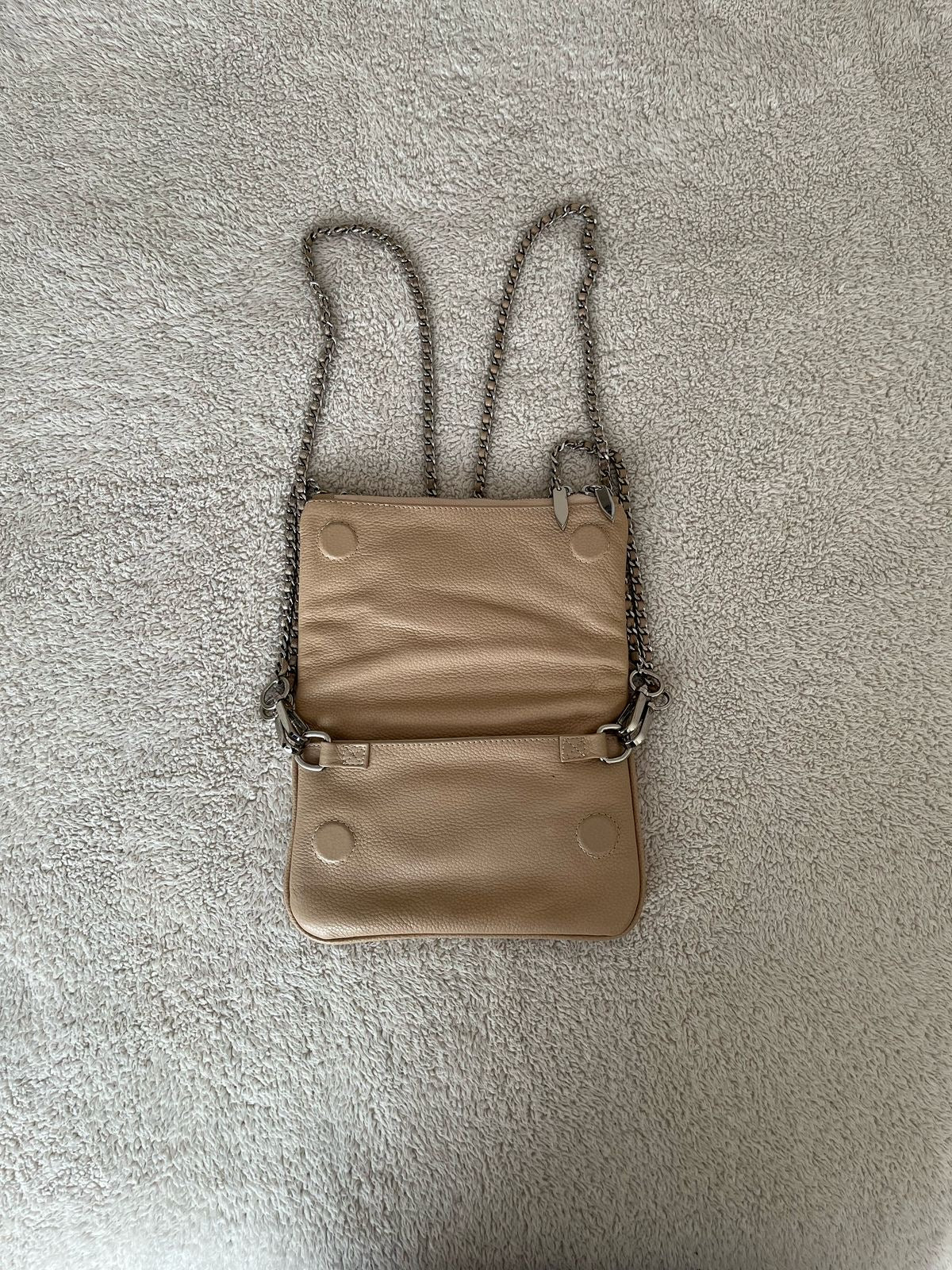 Cartera beige cadenas cross body