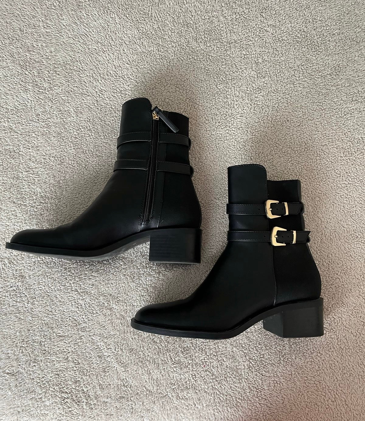 Bota negras hebilla dorada Zara - Talla 37