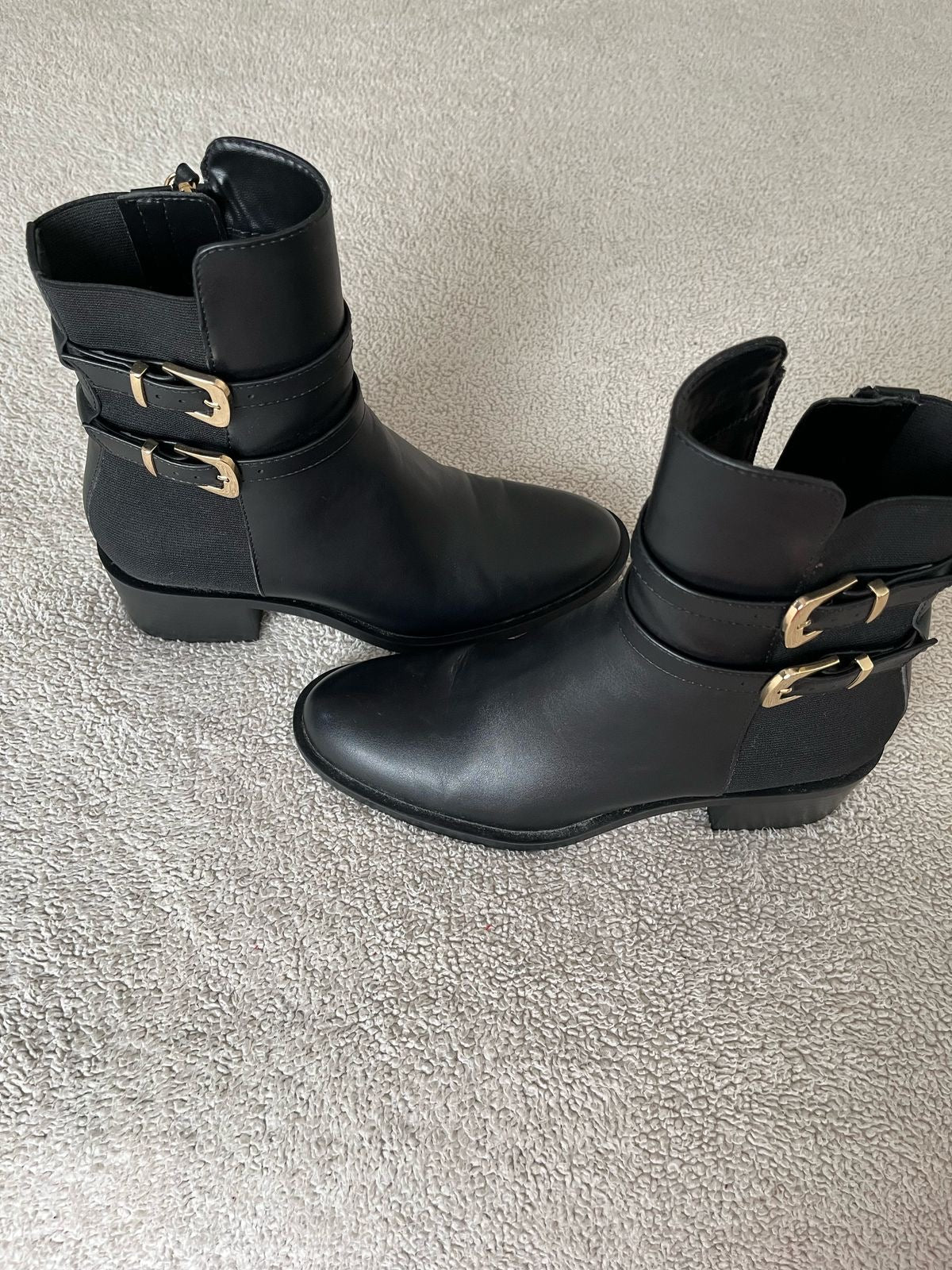 Bota negras hebilla dorada Zara - Talla 37