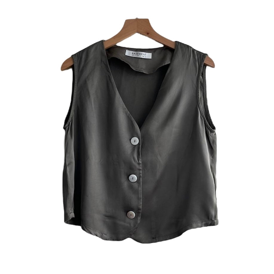 Blusa satinada tipo chaleco verde Basement - Talla S