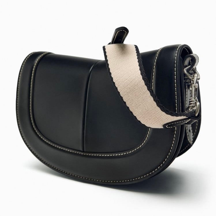 Cartera negra con asa crema Zara