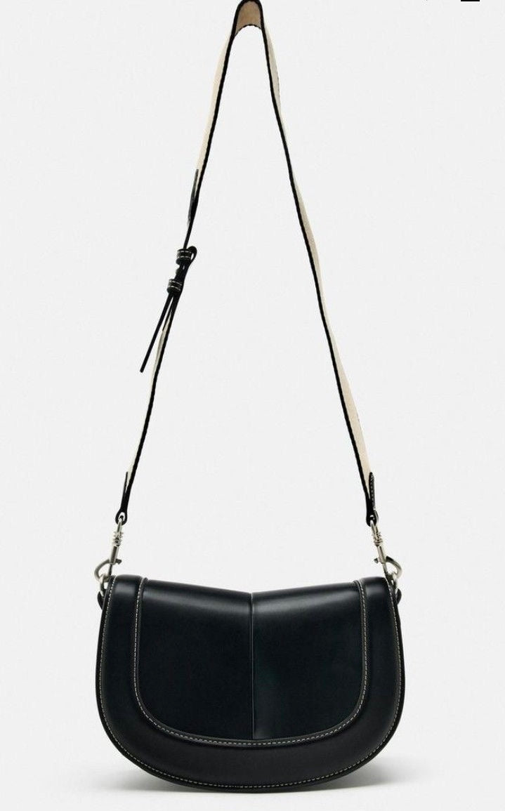 Cartera negra con asa crema Zara
