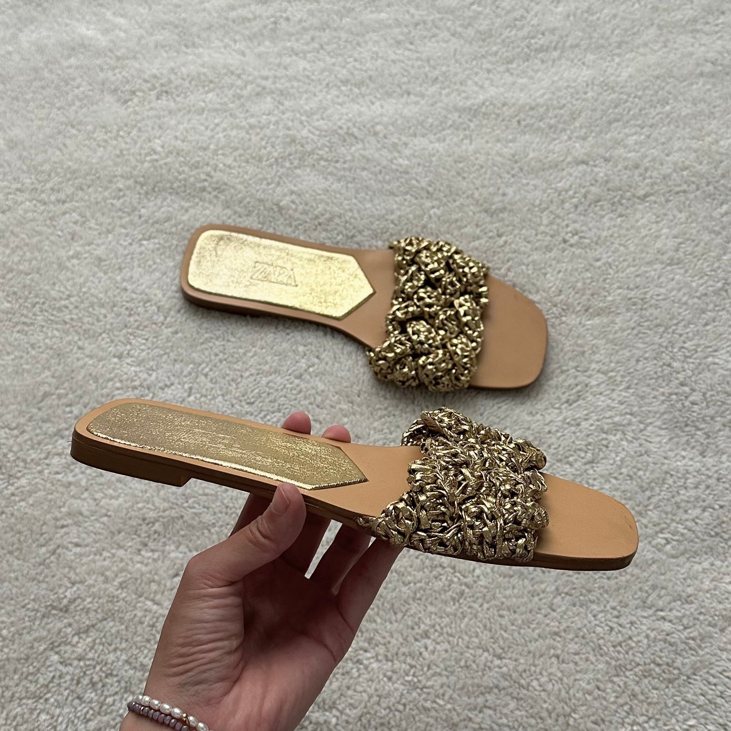Sandalias planas doradas Zara - Talla 36
