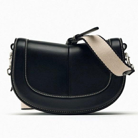Cartera negra con asa crema Zara