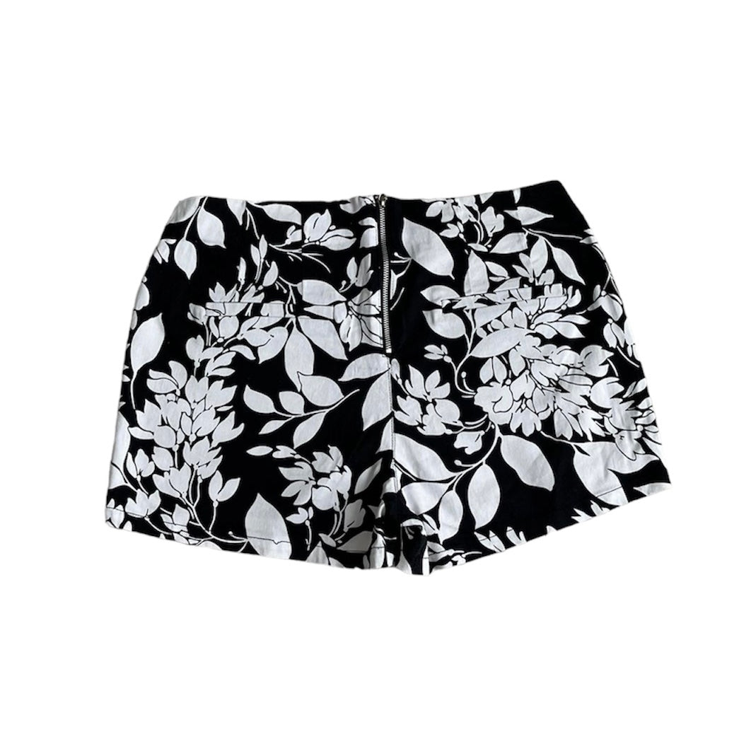 Short negro hojas blancas - Talla M