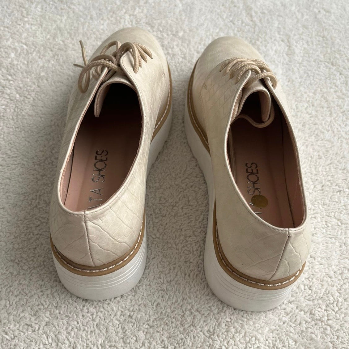Zapatos crema con plataforma y pasadores - Talla 39
