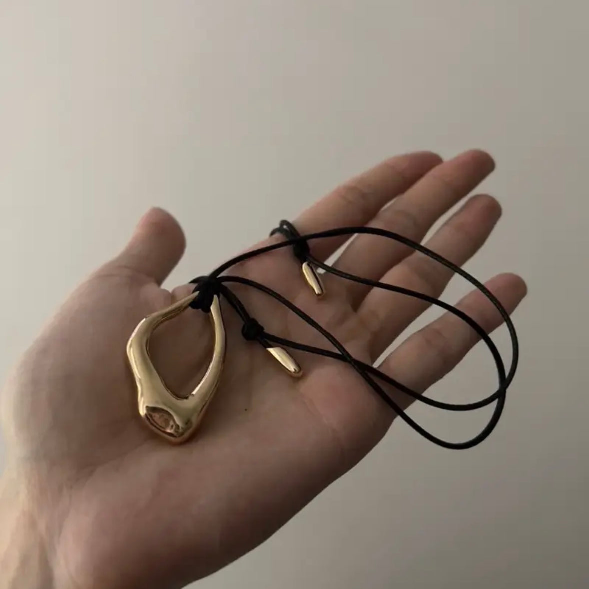 Collar dorado regulable con tira negra