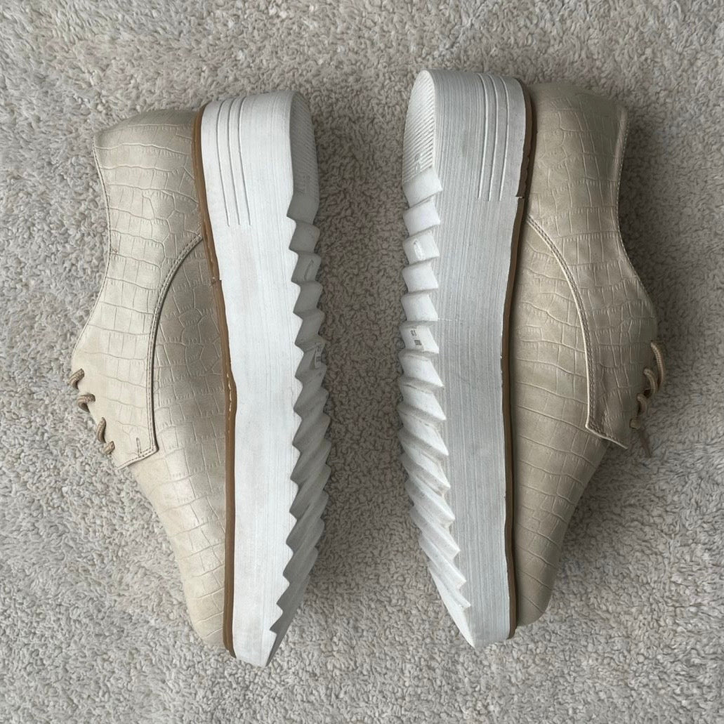 Zapatos crema con plataforma y pasadores - Talla 39