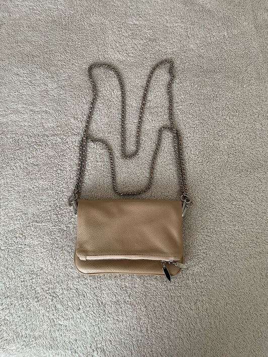 Cartera beige cadenas cross body