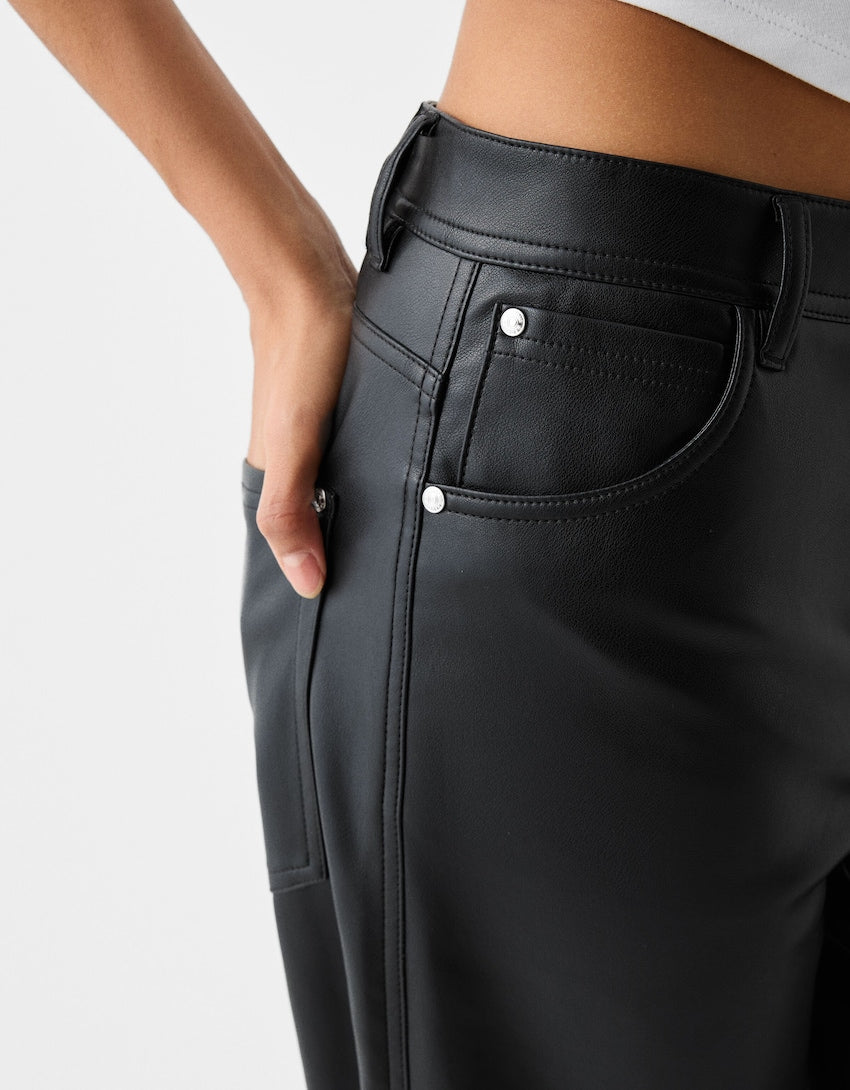 Pantalón cuerina negro Bershka - Talla S