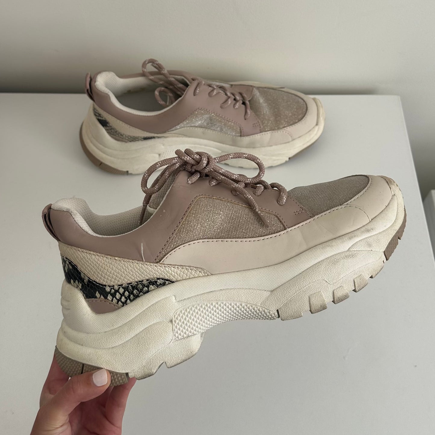 Zapatillas con plataforma blancas y rosadas - Talla 40