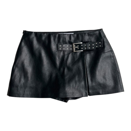 Falda short tipo cuero negro Bershka - Talla S