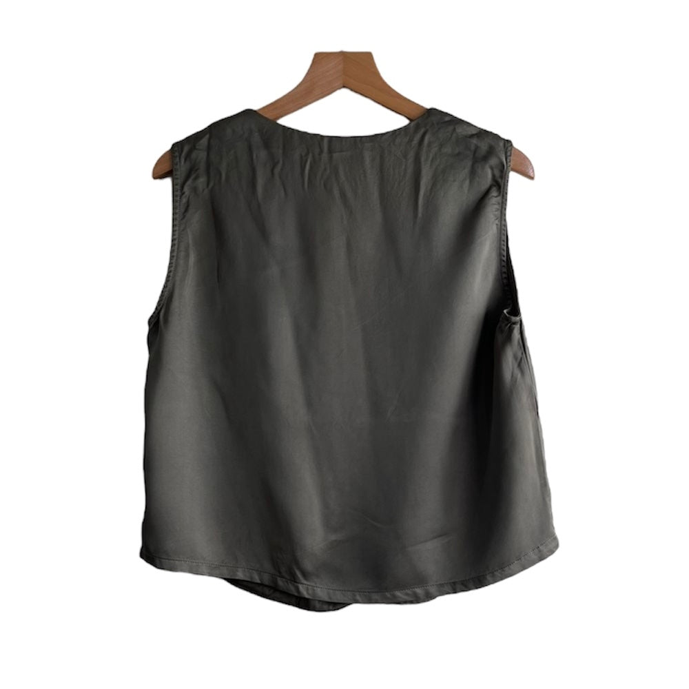 Blusa satinada tipo chaleco verde Basement - Talla S
