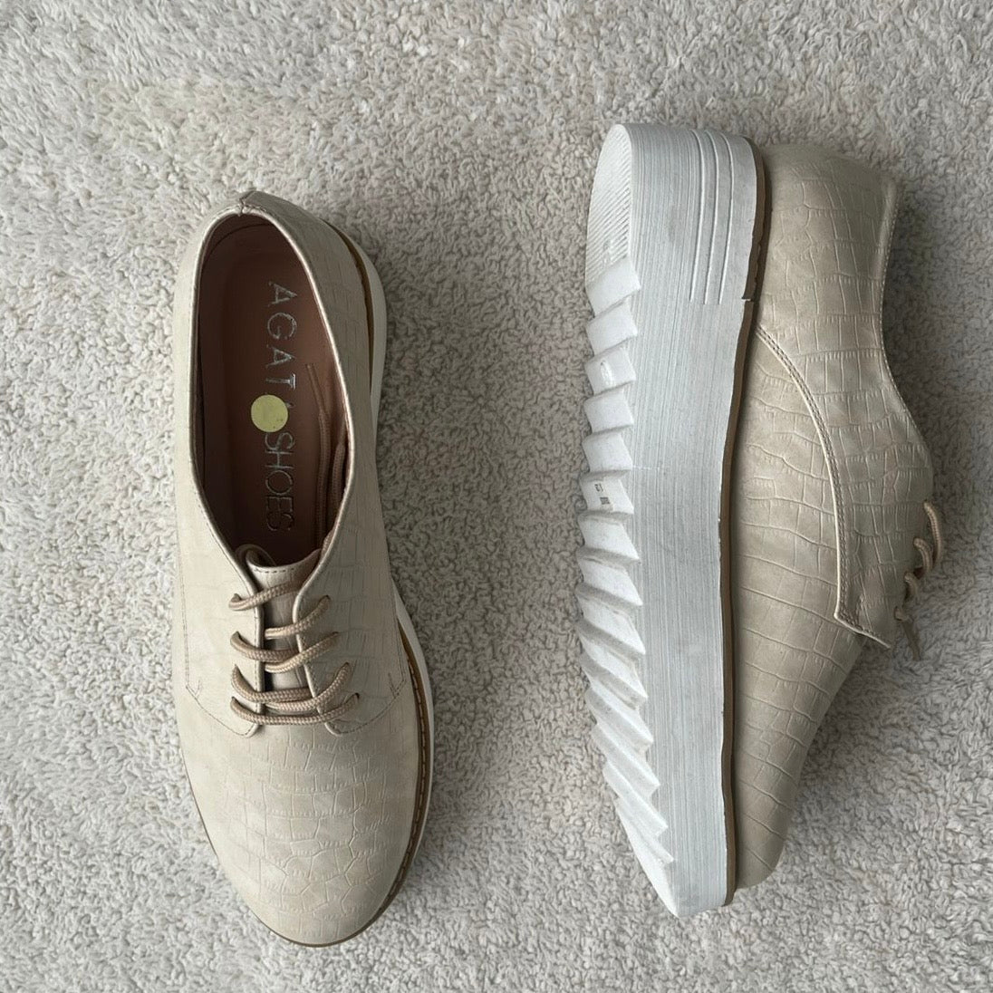 Zapatos crema con plataforma y pasadores - Talla 39