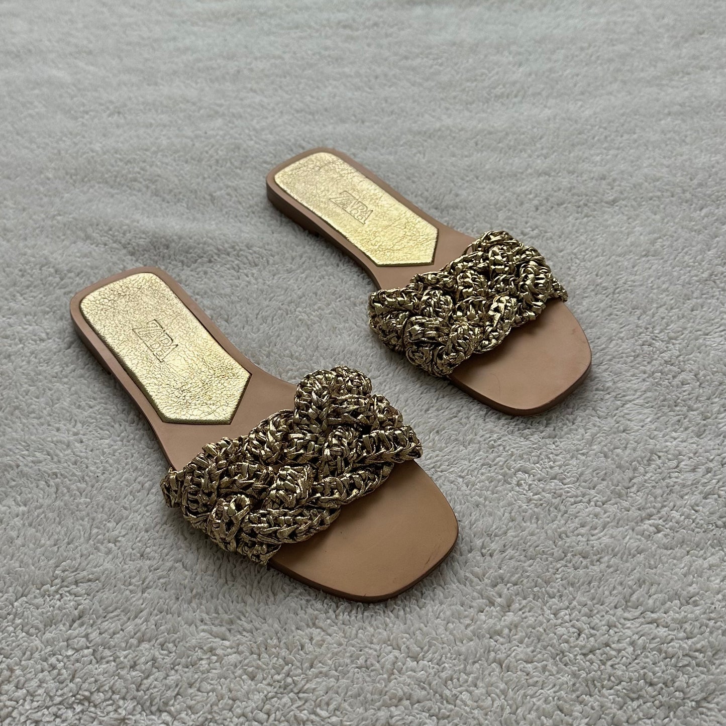 Sandalias planas doradas Zara - Talla 36