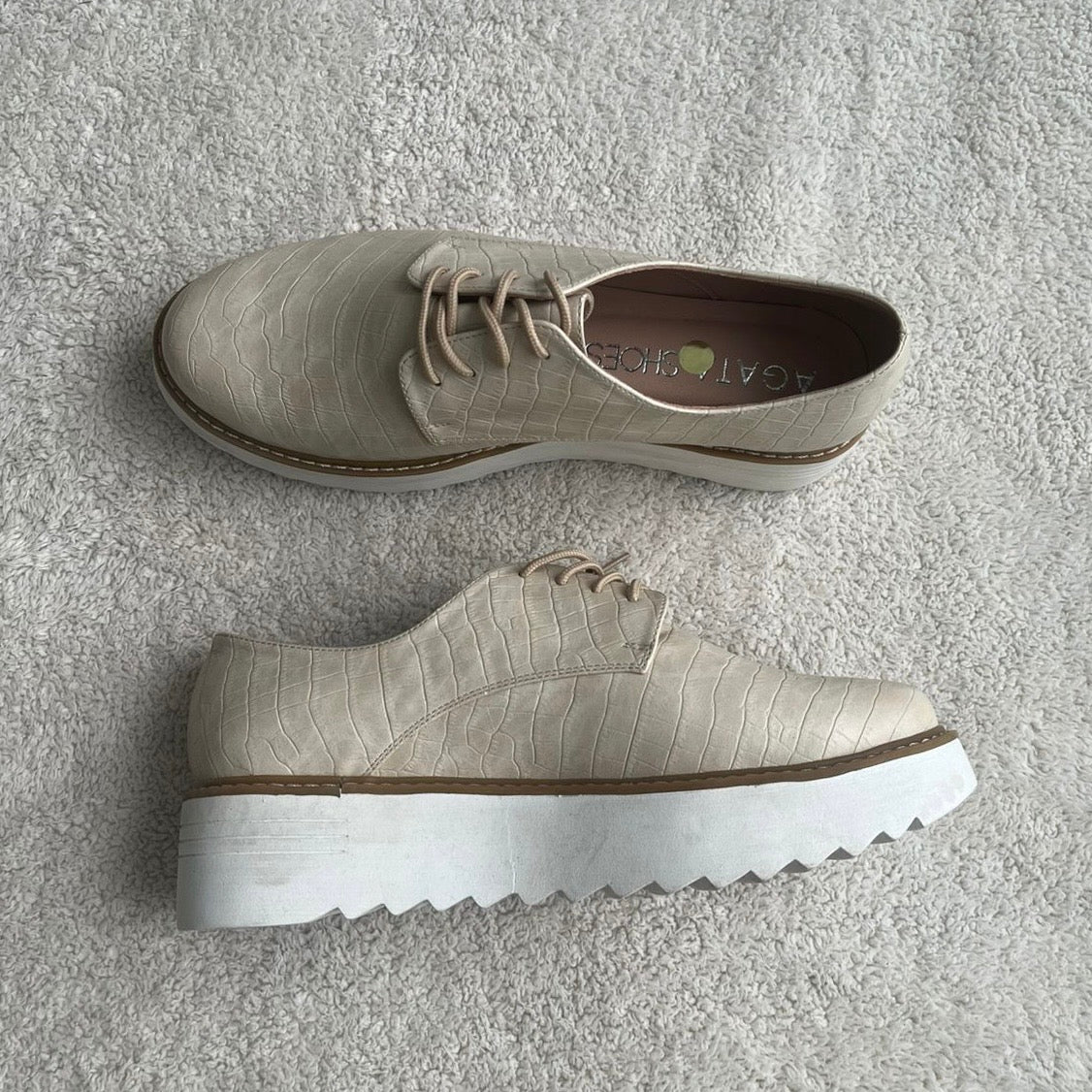 Zapatos crema con plataforma y pasadores - Talla 39