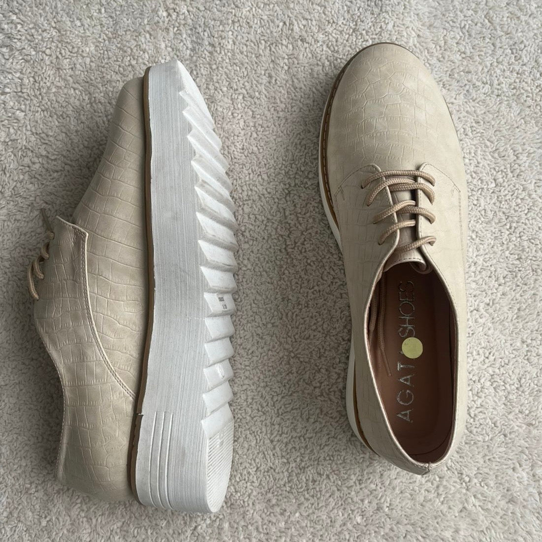 Zapatos crema con plataforma y pasadores - Talla 39