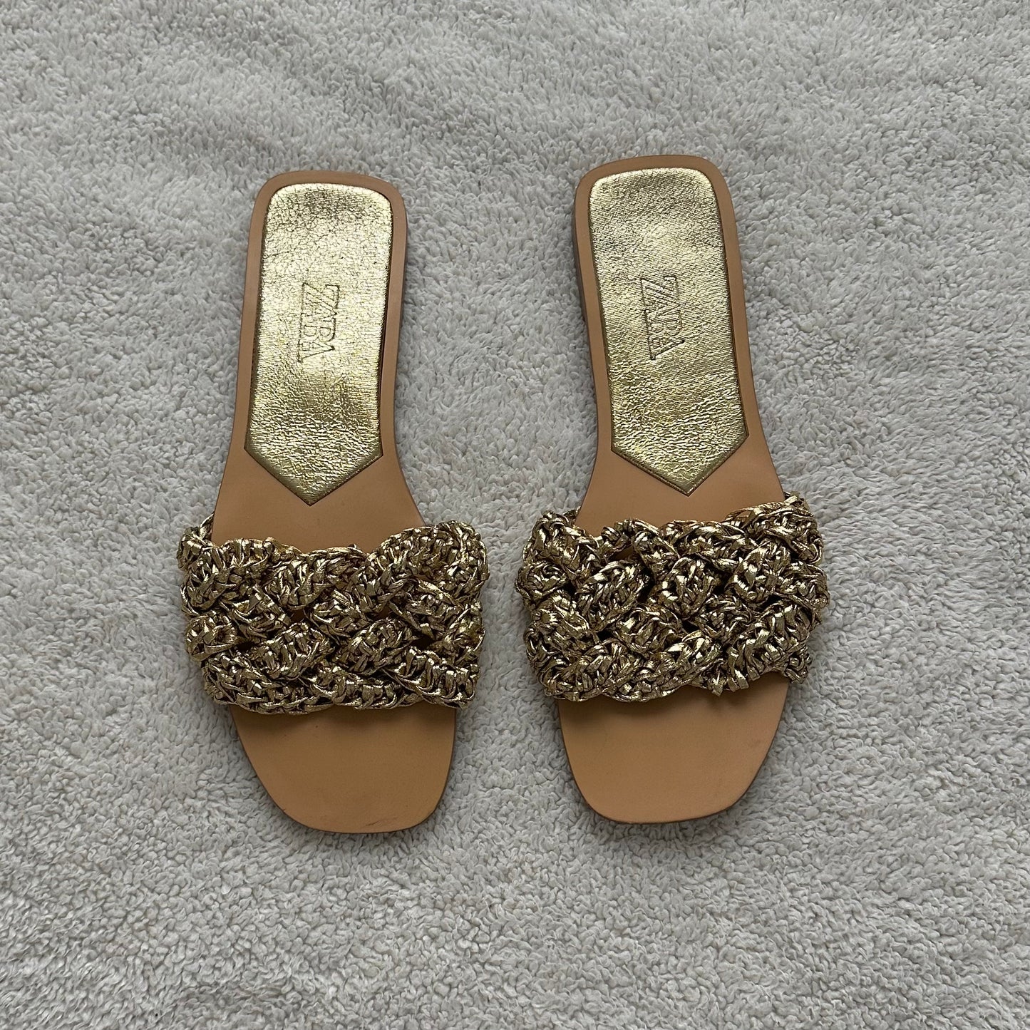 Sandalias planas doradas Zara - Talla 36