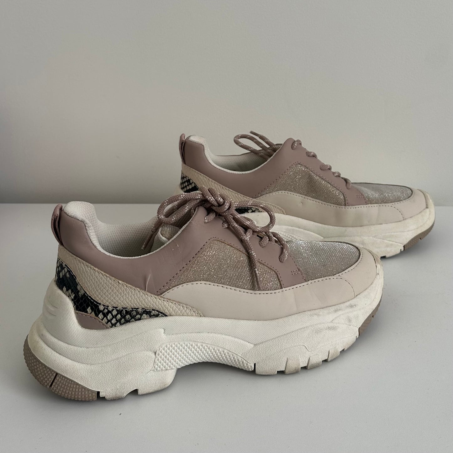 Zapatillas con plataforma blancas y rosadas - Talla 40